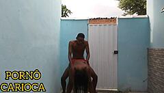 Amigos de trabalho fazem uma orgia no quintal