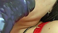 mamando a caceta enorme de brinquedo enfiei inteiro na boca