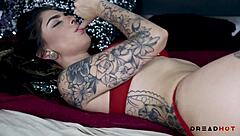 Novinha moans while masturbating her big ass alone!