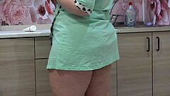 Curvy MILF SOAKS vegetables with FAT PUSSY juices