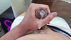 novinho dotado masturbating and cumming