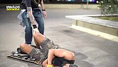 Arrebentando o skatista com pau gigante