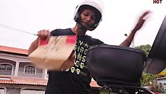 Novinha dando pro entregador pirocudo - beautiful latina blowjob tease?