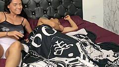 �sorprendo a mi hermanastro en su habitaci�n �me llena de leche