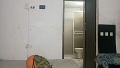 La Hermosa Latina Morena De Ojos Claro Mira A Su Hermanastro Mientras El Toma Un Baño En La Ducha Para Así Tener Sexo Con El