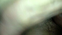 mi esposa abre piernas mostrando vagina peluda