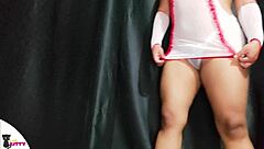 La criada me hace un servicio especial. ¿Quieres verlo?