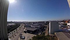 sarada nua na janela do hotel