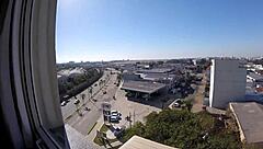 sarada nua na janela do hotel