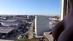 sarada nua na janela do hotel