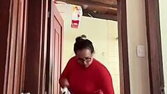 Mi Vecina Está en el Baño