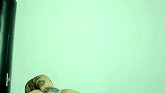 hago mi primer anal con dildo de vidrio en tattoo goth session