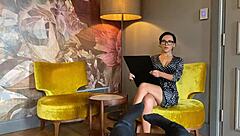 Hot psychologist licks pussy in therapy