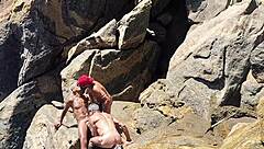 Pescador safado flagrado dando o cu atrás das pedras