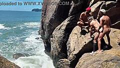 Pescador safado flagrado dando o cu atrás das pedras