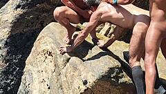 Pescador safado flagrado dando o cu atrás das pedras