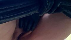 mi madrastra se toca la vagina en el baño eroticamente