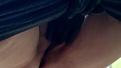 mi madrastra se toca la vagina en el baño eroticamente