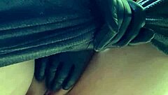 mi madrastra se toca la vagina en el baño eroticamente