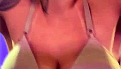 Small waist and big natural tits in public gym session