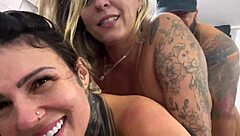 Sexy Homemade Threesome with Moaning and Latejando Pussies