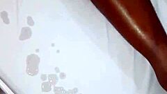 Corno não resistiu e gozou assistindo a esposinha sentando na minha tora