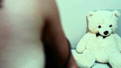 entro en habitacion y padrastro sorprende me, le chupo polla mejor que madre y recibo facial!!