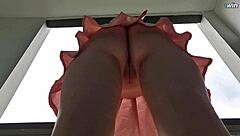upskirt mall peek at shaved pussy without panties