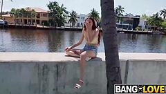 big ass on vacation gets horny blowjob