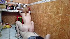 Que cansancio cocinar para todos y quien me atiende a mi mi marido dice que me va a engreir y resulta que me termin� follandome yo cocine pero el me termin� comiendo