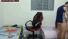 Meia-Irma Se Troca Perto Do Meio-Irmao Ele Acaba Fodendo Ela Na Cadeira Gamer