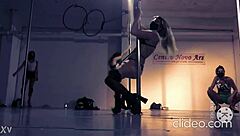 Doctora hace un sexy baile en el tubo mostrando el culo