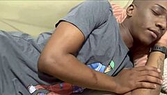 Aquela foda gostosa de ladinho no sofa jorrou porra no cuzinho