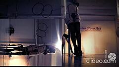 Doctora hace un sexy baile en el tubo mostrando el culo