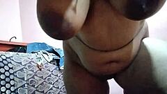 यो, देखो देसि इंडियन वाइफ एक्स बॉयफ्रेंड को ह्यूज बूब्स दिखा रही है!