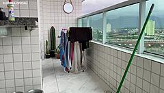 essa empregada tem a bunda mais linda, provocando com shortinho enfiado no voyeur fetish