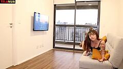 वाइल्ड सीन में सेक्सी शेव्ड बेब के लिए हार्डकोर इंटररेसियल हैंडजॉब और ऑर्गेज्म।