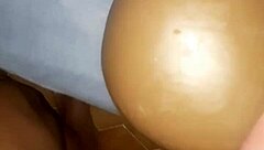 Aimer à fond sa sex-toy avec un plug dans le cul