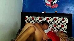 mi hermanastra se acuesta en mi cama mostrando tangas se ve ese culito tan rico