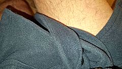 arrapato e nudo con t-shirt sborrata, ragazzo italiano sexy si sega spiato dalla sorellastra