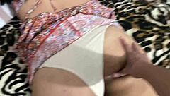 La vio distraída y no se pudo resistir a follarla