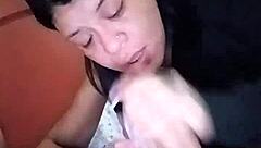 mi hermanastro me obliga a chuparle la poya despues que nos deja solos