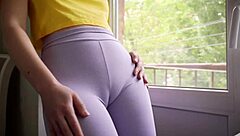 stepsis showing off cameltoe in tight leggings?