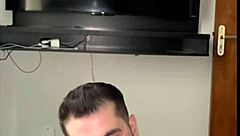 Colega de trabalho vivia jogando indireta chamei pra tomar umas comi ele antes dele ir embora