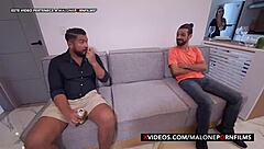 Salgo por cerveza y mis compadres follan a Paola Stone