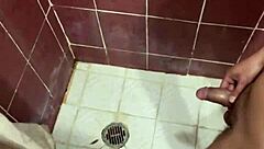 a petición de mi sugar daddy voy al baño a orinar