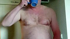 Nylonjunge Ist Geil Am Morgen Mit Kaffee!