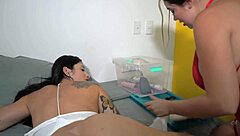 Dos Hermosas Latinas Jugando Con Sus Enormes Culos