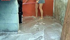 minha esposa saiu e a empregada baixinha pegou meu pau e colocou dentro dela