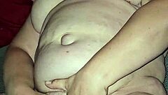 Milf's ass shakes as she gets her bean flicked until hard cum